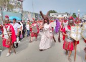 Se calculó que 5000 fieles acompañaron a la procesión del viacrusis de Cristo.