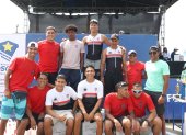 Los integrantes de las yolas Manuel Calle 1 y 2, segundos y primeros, respectivamente, en el podio final de la regata Guayaquil-Posorja.