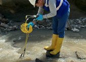 Se recolectaron muestras de agua para análisis en laboratorio.