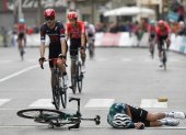 El debate sobre cómo proteger a los ciclistas en las caídas propicia que se experimente con un "airbag". En la foto, caída de un participante en llegada de la Clásica de Almería.