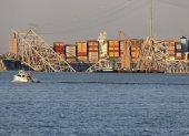 Una grúa trabaja junto al buque de carga Dali, con secciones derribadas del puente Francis Scott Key, este viernes en Baltimore, Maryland, EE.UU..
