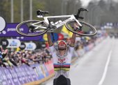Mathieu van der Poel (Alpecin Deceuninck), tras cruzar la meta en la última etapa.