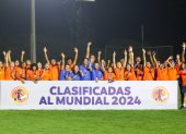 Las jugadoras y cuerpo técnico de la selección sub-17 con las medallas de bronce obtenidas en el Sudamericano.