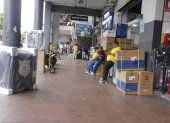Bahía. Vendedores de almacenes de electrodomésticos ayer se desesperaron por la falta de clientes. Una escena diferente a la que hubo el fin semana, cuando aún se pagaba por el IVA el 12 %.