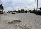 Depresiones. La calzada de la avenida Samborondón, del sentido sur-norte, es la que más fallas presenta. Los conductores deben evitar transitar sobre ellos.
