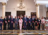 La mandataria, Dina Boluarte, mientras posa junto a los nuevos integrantes de su gabinete de ministros, este lunes en Lima (Perú).
