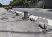 Este es el estado de los bolardos en la avenida Barcelona, en Guayaquil.