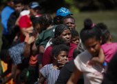 Migrantes caminan hacia la Estación de Recepción Migratoria (ERM) de Lajas Blancas