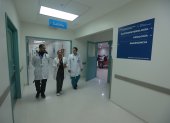 Atenciones. Profesionales médicos recorren los pasillos que conducen a los consultorios de las nuevas especialidades del Hospital Alfredo Paulson.