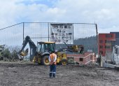 En la cancha de ecuavóley de La Comuna se acumuló una gran cantidad de lodo. Dos días después del aluvión, los trabajadores continuaban con el retiro del material.