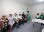 Atención. Un grupo de adultos mayores reciben atención médica especializada en un centro de salud.
