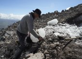Un hombre mientras recoge un fragmento de glaciar del volcán Chimborazo, la montaña más alta de Ecuador.