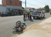 Suceso. El chofer del taxi que chocó con la moto se dio a la fuga.