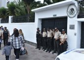 Miembros de la Policía vigilan permanentemente los accesos a la Embajada de México en Quito.