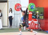 Brithany Moncayo durante su participación en la categoría de 55 kilos de la competencia de levantamiento de pesas.