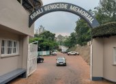 Entrada del Centro en Memoria del Genocidio en Kigali, donde más de 250.000 víctimas del genocidio de Ruanda de 1994 yacen en fosas comunes selladas con cemento.