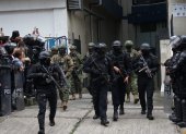 Efectivos policiales y militares saliendo de la Embajada de México en Quito, la mañana de este sábado 6 de abril.