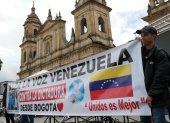 Ciudadanos venezolanos se manifiestan para pedir elecciones presidenciales libres en su país este sábado en la Plaza de Bolívar de Bogotá, en Colombia.