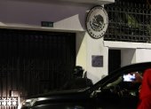 Integrantes de un cuerpo élite de la Policía ecuatoriana irrumpen en la Embajada de México.