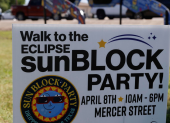 Una pancarta anuncia una "fiesta del eclipse solar".