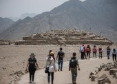 Turistas en la zona arqueológica donde se estudia la civilización Caral, en Lima, Perú.