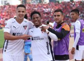 El ariete paraguayo Álex Arce (i) marcó el tanto del triunfo albo y ya lleva 8 goles en la LigaPro.