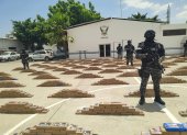 Agente de la Policía muestran los paquetes de droga encontrada en una finca cerca de la ciudad portuaria de Manta, provincia de Manabí.