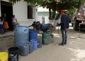 Gautaca. Un joven llena baldes con agua suministrada un carrotanque en un municipio del norte de Colombia.