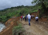 Los puentes improvisados por los habitantes fueron destruidos por la fuerza del agua.