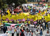 Seguidores del presidente Gustavo Petro participan en una marcha, convocada por sindicatos de trabajadores, que busca dar apoyo a las reformas planteadas por el Gobierno, en Bogotá.