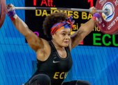Neisi Dajomes durante su participación en el Mundial de Levantamiento de Pesas donde selló su clasificación a los Juegos Olímpicos París 2024.