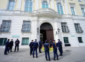 Viena. Policían bloquean entrada a la Cancillería de Austria.