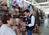 Control.- Un delegado de ARCSA  inspecciona locales en un mercado de Guayaquil.