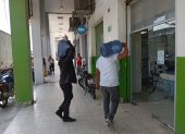 Recurso. Ciudadanos compran bidones de agua ante la escasez.