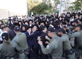 La policía retiene a judíos ultraortodoxos durante una protesta contra el reclutamiento militar frente a la oficina de reclutamiento militar en Jerusalén, el 11 de abril de 2024.
