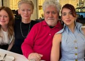 Juliane Moore, Tilda Swinton, Pedro Almodóvar y Dua Lipa durante el rodaje de La habitación de al lado