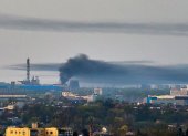 Una nube de humo se eleva tras un ataque con cohetes en Járkov, Ucrania, este jueves. Según el Comando de la Fuerza Aérea de las Fuerzas Armadas de Ucrania, unos 42 cohetes rusos de diferentes clases y 40 drones de choque se lanzaron en Járkov.