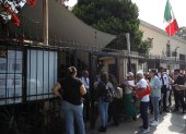 Decenas de peruanos acuden a la Embajada de México para informarse acerca de la nueva visa impuesta de forma intempestiva por el país norteamericano, cuando muchos de ellos ya tenían viajes reservados, este miércoles en Lima (Perú).