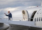 El presidente Joe Biden aborda el Air Force One de camino a Dover, Delaware, desde la base conjunta Andrews, Maryland, EE. UU., el 12 de abril de 2024.