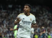 MADRID, 09/04/2024.- El delantero brasileño del Real Madrid Rodrygo Goes celebra su gol, segundo del equipo blanco, durante el partido de ida de cuartos de final de la Liga de Campeones que Real Madrid y Manchester City disputan este martes en el estadio Santiago Bernabéu. EFE/Kiko Huesca