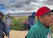 MEX4387. CIUDAD JUÁREZ (MÉXICO), 13/04/2024.- Migrantes caminan cerca de muro que divide México con Estados Unidos en espera de poder cruzar la frontera, el 12 de abril de 2024, en Ciudad Juárez, Chihuahua (México). Además de migrantes de bajos ingresos, la frontera de México con Estados Unidos recibe a cada vez más profesionales de Suramérica que buscan cruzar a toda costa ante la situación económica y de violencia de sus países, como muestran testimonios recogidos por EFE. EFE/Luis Torres