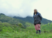 Esther Guerrero, habitante de San Andrés, Zamora Chinchipe, Ecuador. Ella junto con su hija decidieron dejar en pie más de 100 hectáreas de bosque en la montaña donde tienen sus predios.