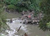 A lo lago de su cauce, es común ver basura, fundas de desperdicios y escombros en el  Machángara.