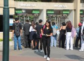 Estudiantes en una de las puerta de ingreso de la Universidad de Guayaquil. En el país hay provincias como Morona Santiago o Esmeraldas donde solo dos de cada diez jóvenes accede a la Universidad.