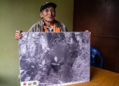 Hilario Rojas Guerrero posa con una impresión de una imagen obtenida con la cámara trampa ubicada en la zona de conservación Chicuate - Chinguelas, en la región Piura. Crédito: Leslie Moreno Custodio