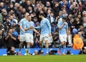 Mateo Kovacic (i) celebra con el resto de sus compañeros uno de los tantos en la goleada e Manchester City