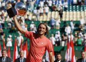 El griego Stefanos Tsitsipas con el trofeo de campeón, tras vencer por contundente 6-1,6-4 a Casper Ruud en la final de Montecarlo.