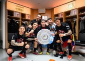 El ecuatoriano Piero Hincapié (d) junto a sus compañeros y el plato de campeón en el vestidor del Bayer Leverkusen.
