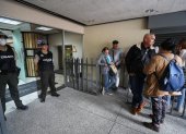 Ciudadanos venezolanos esperan información a las afueras del consulado de Venezuela, tras el anuncio del presidente Nicolás Maduro del cierre de la Embajada y consulados, en Quito (Ecuador).