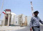Busher. Un elemento de seguridad, atraviesa una de las áreas abiertas de la planta nuclear, en el sur del país.